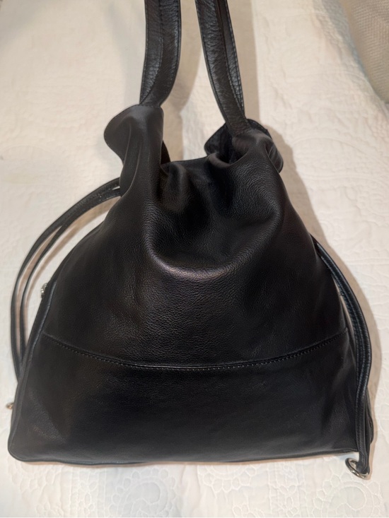 Ili New York Handbags - ili New York Black Leather Drawstring Bucket Bag Crossbody Shoulder Bag
